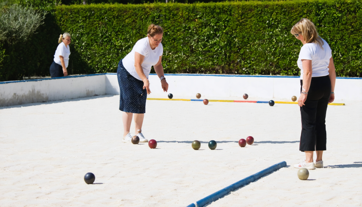 découvrez la pétanque au féminin, une passion française qui séduit de plus en plus de joueuses sur les terrains, alliant convivialité, compétition et tradition.